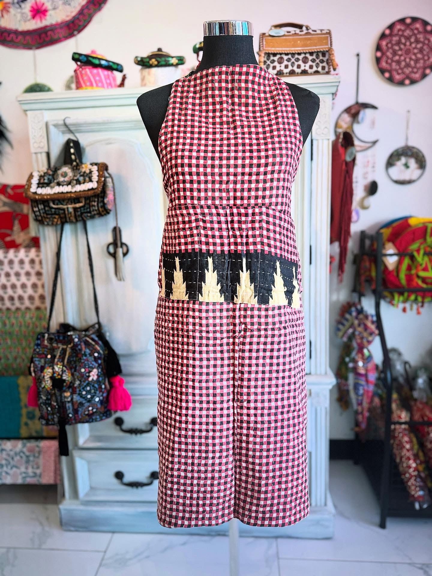 One side of the Kantha Reversible Apron with 3 pockets