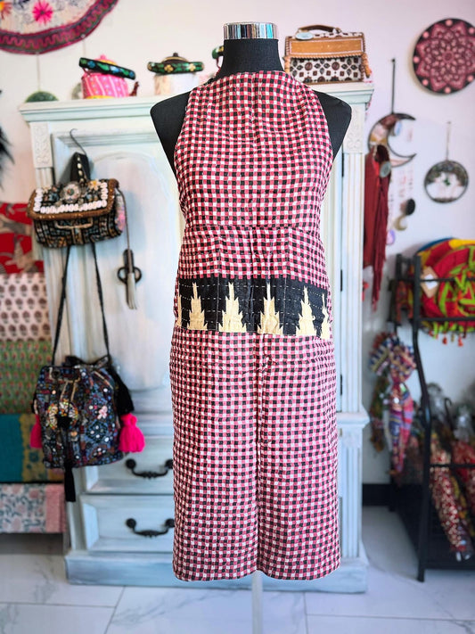 One side of the Kantha Reversible Apron with 3 pockets