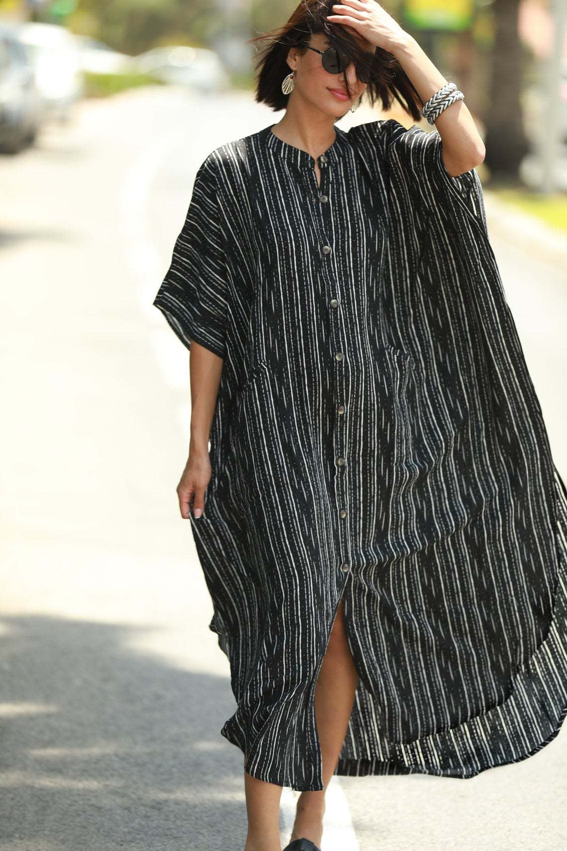 Black stripes print of the buttons and pockets kaftan front side