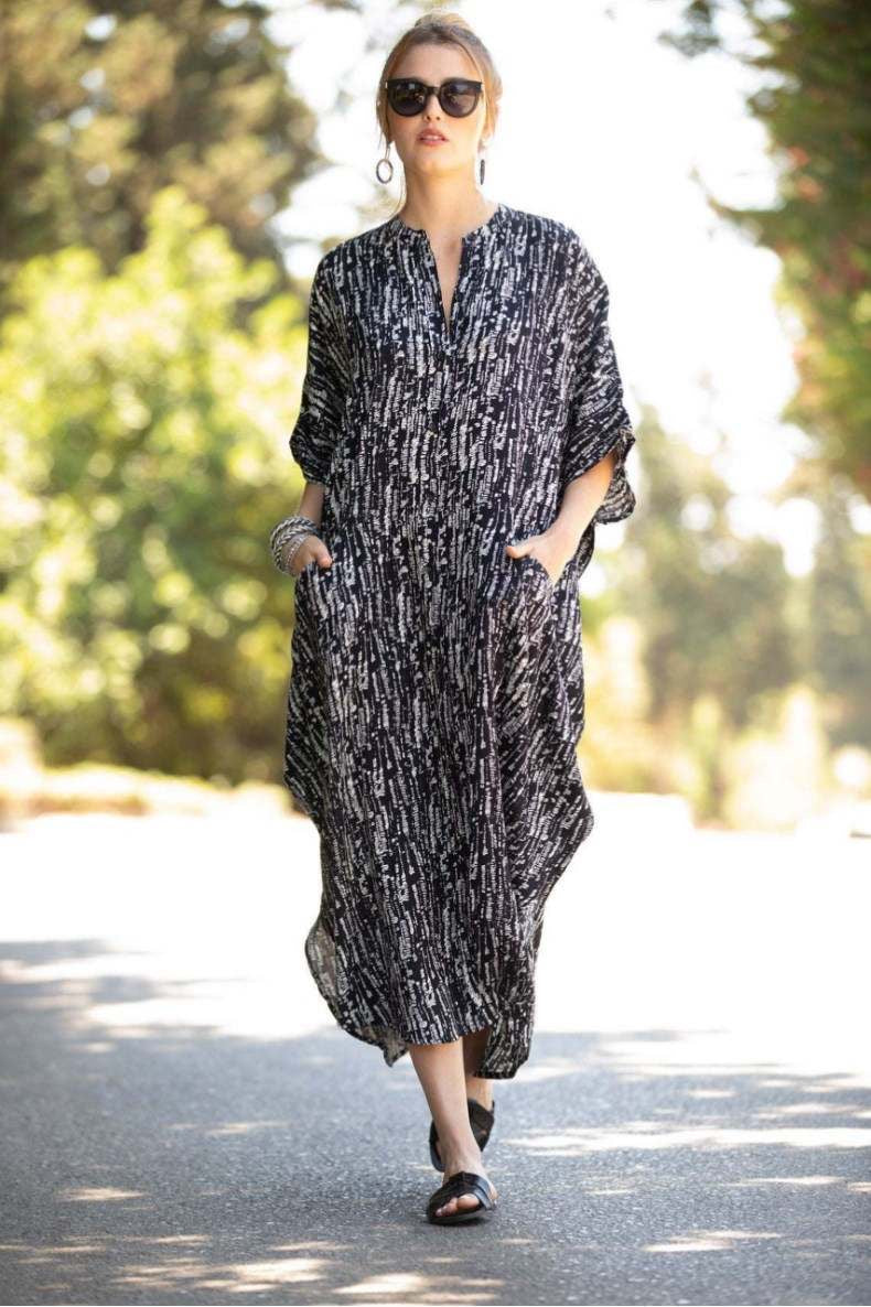 Black and white stripes print of the pockets and buttons kaftan