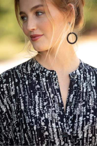 Elegant Neck line of the buttons and pockets kaftan in black and white stripes 
